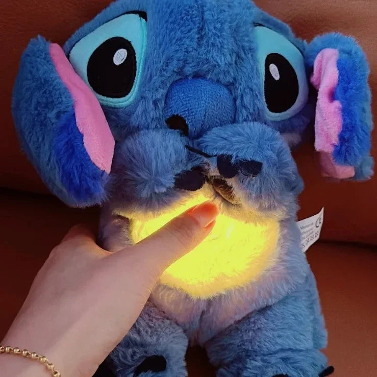 AlcoLight™ Stitch Baby Schlafbegleiter – Beruhigendes Plüschtier mit Musik und LED Licht
