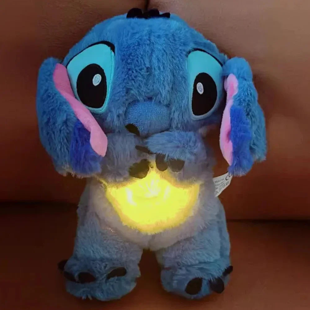 AlcoLight™ Stitch Baby Schlafbegleiter – Beruhigendes Plüschtier mit Musik und LED Licht