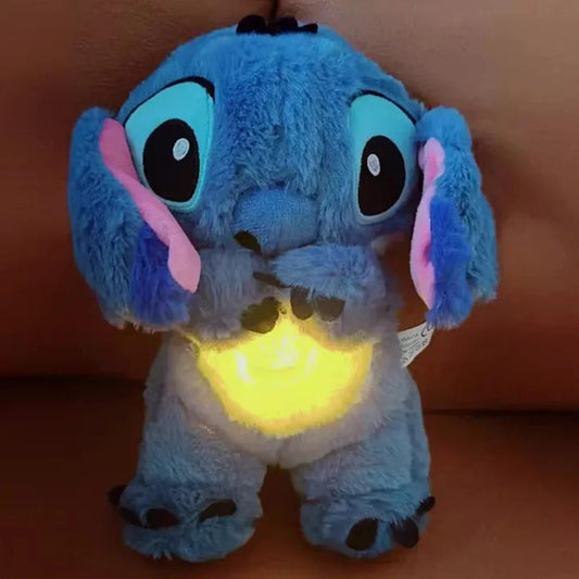 AlcoLight™ Stitch Baby Schlafbegleiter – Beruhigendes Plüschtier mit Musik und LED Licht